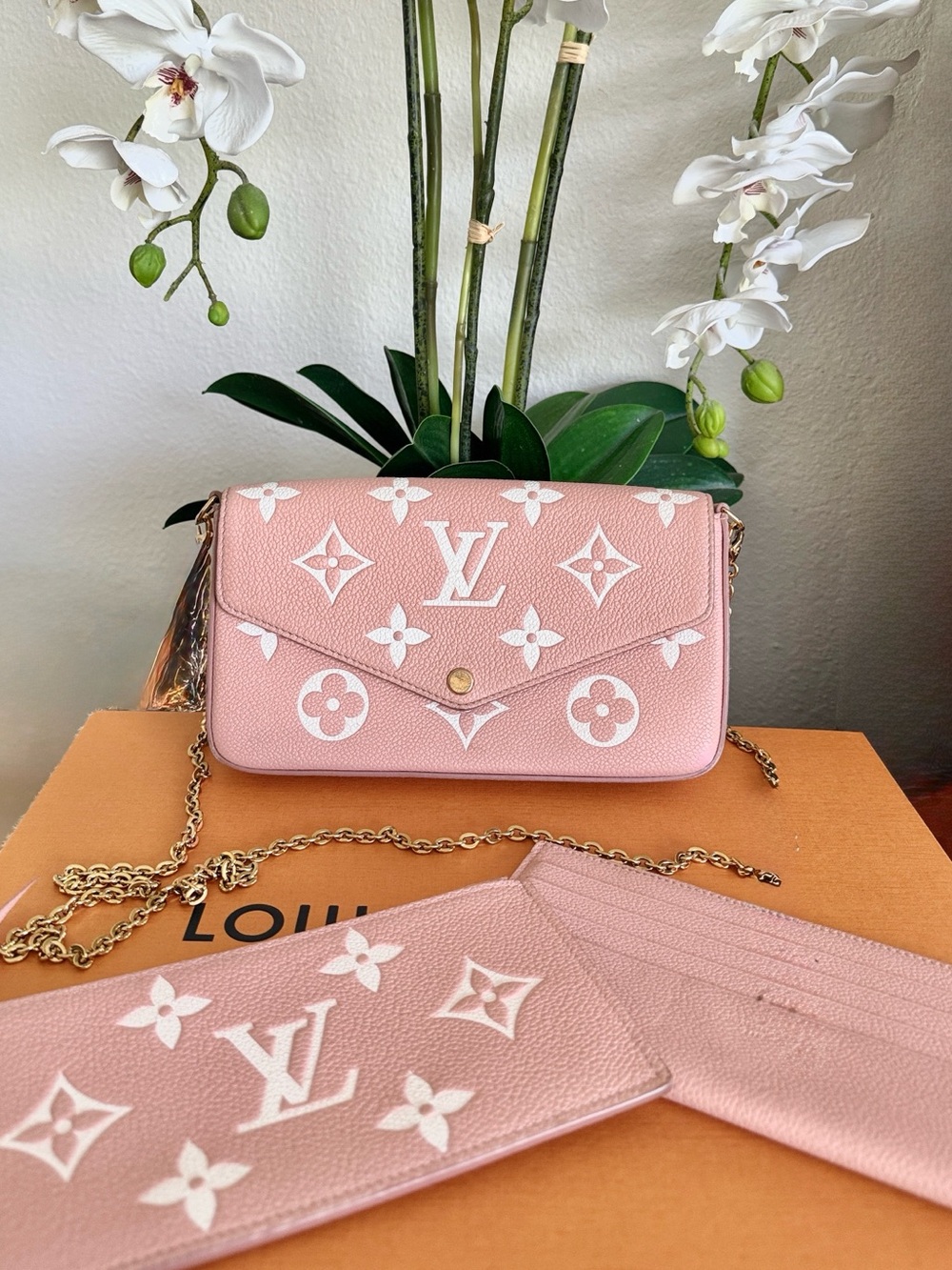🌹Louis Vuitton Rose Trianon Giant
Monogram Empreinte Felicie
Pochette Crossbody